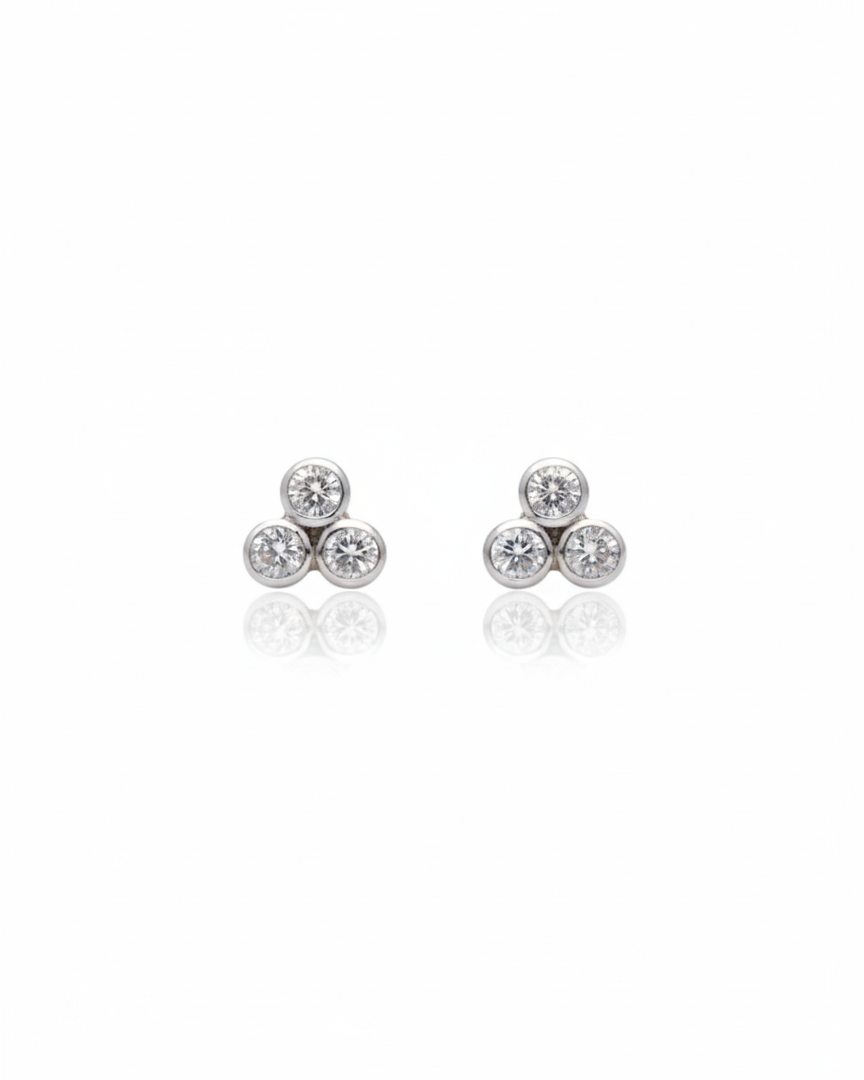 Arete de trébol con zirconia, de tipo studs o broquel, elaborado en oro de 10K