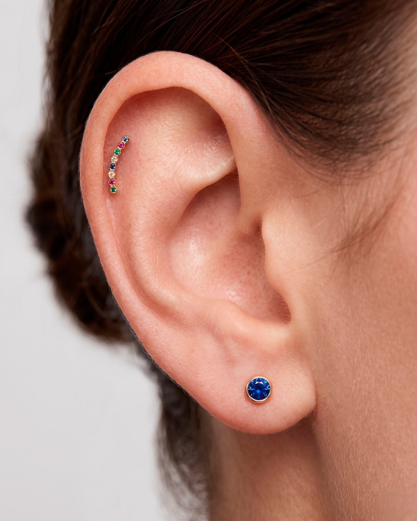 Arete tipo broquel trepadores con arcoíris de cristales en oro 10k