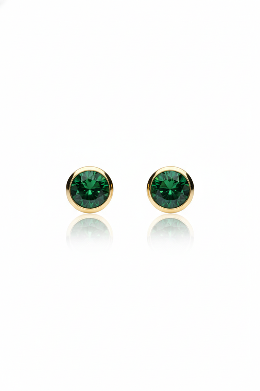 Arete bisel con zirconia verde, de tipo studs o broquel, elaborado en oro de 10K.