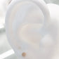 Arete dorado tipo broquel en oro 10k con diamante