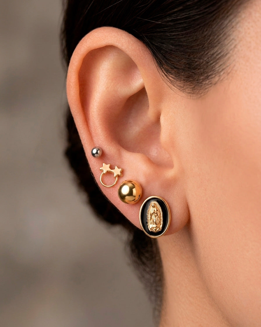 Arete tipo broquel de esfera lisa plateada con acabado espejo en oro blanco 10k