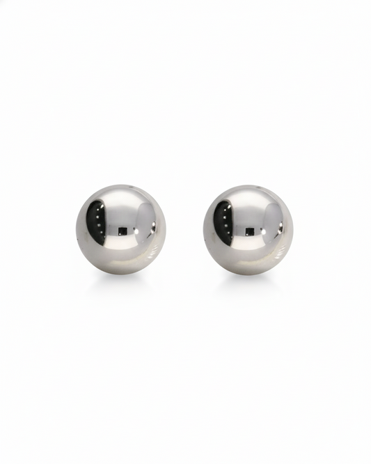 Arete tipo broquel de esfera clásica lisa en oro blanco 10k