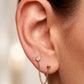 Arete tipo broquel de doble corazón con cadena de eslabones y detalles en cristal