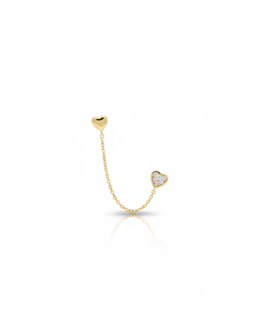 Arete tipo broquel de doble corazón con cadena de eslabones y detalles en cristal