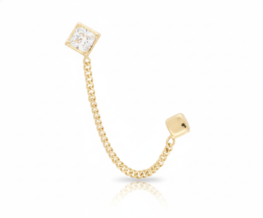 Arete cuadrado con zirconia, de tipo piercing colgante, elaborado en oro de 10K.