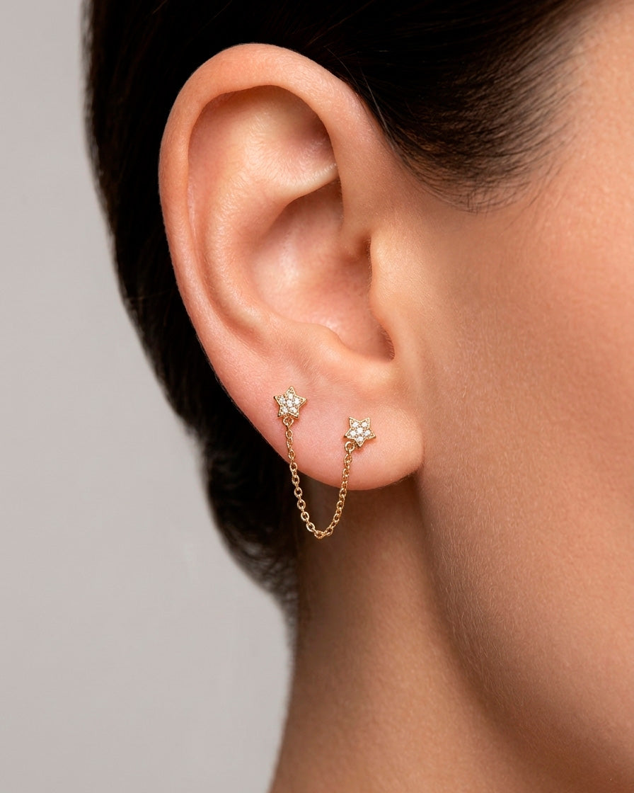 Arete tipo broquel doble de estrellas con cadena colgante y circonias
