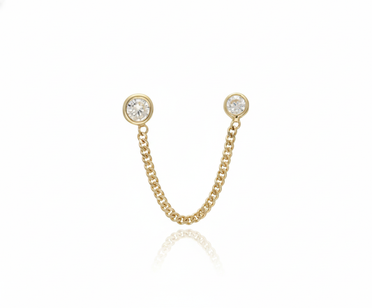 Arete bisel con zirconia, de tipo piercing colgante, elaborado en oro de 10K.