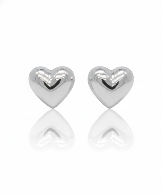 Arete de corazón inflado en color blanco, de tipo studs o broquel, elaborado en oro de 10K.