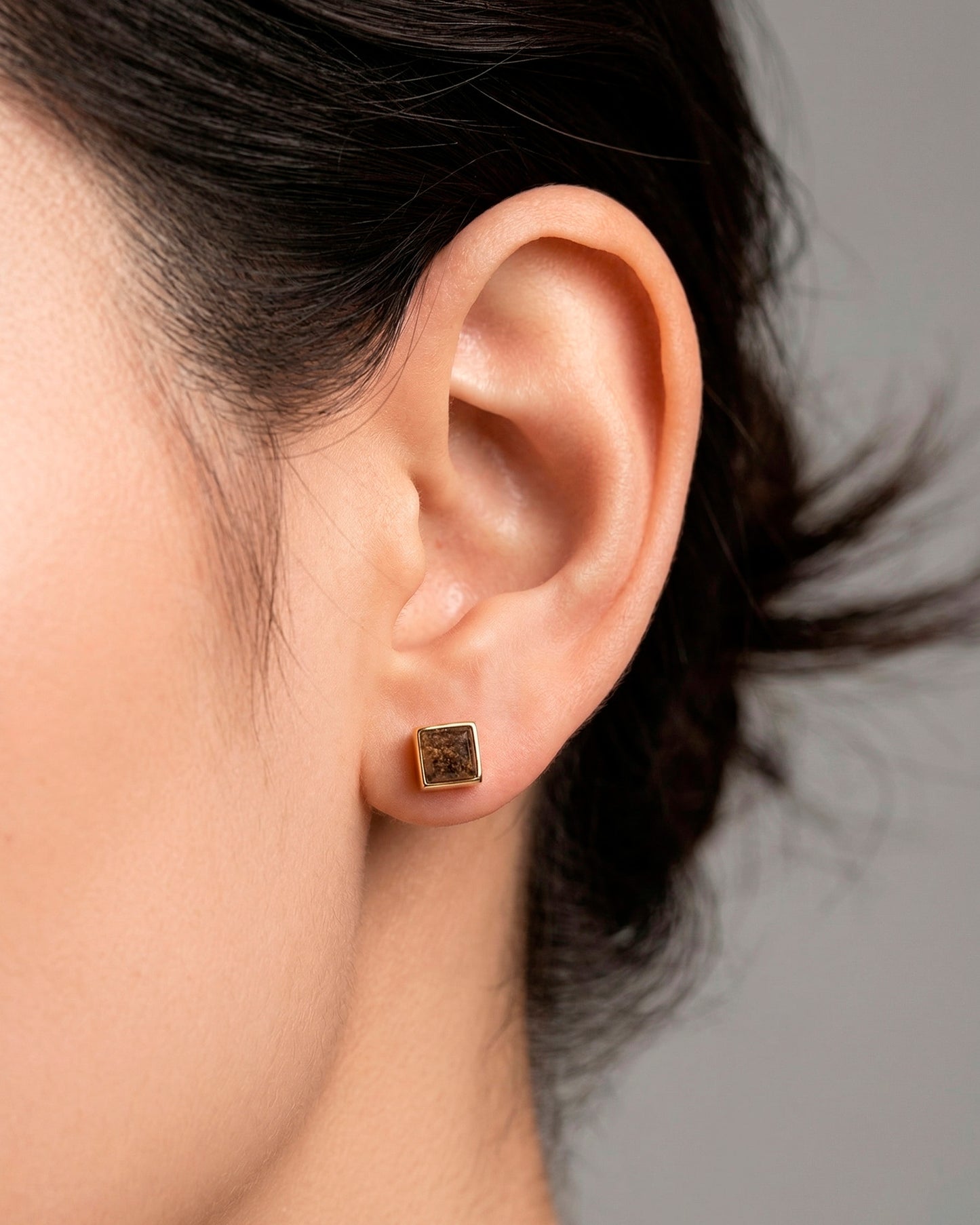 Arete tipo broquel de cubo sólido con acabado liso en oro 10k