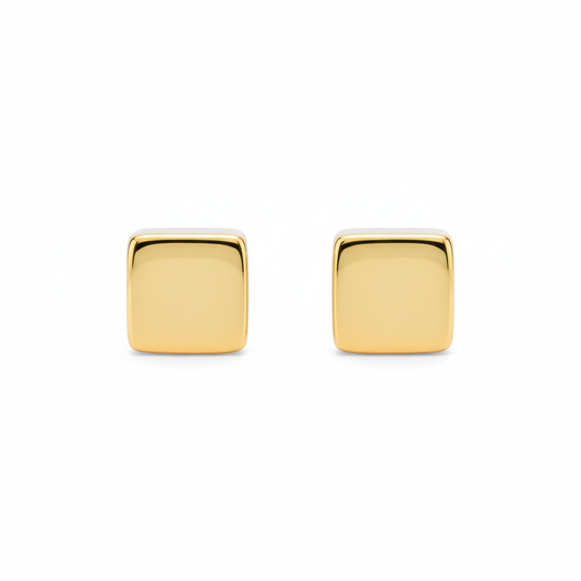 Arete de cuadrado, de tipo studs o broquel, elaborado en oro de 10K.
