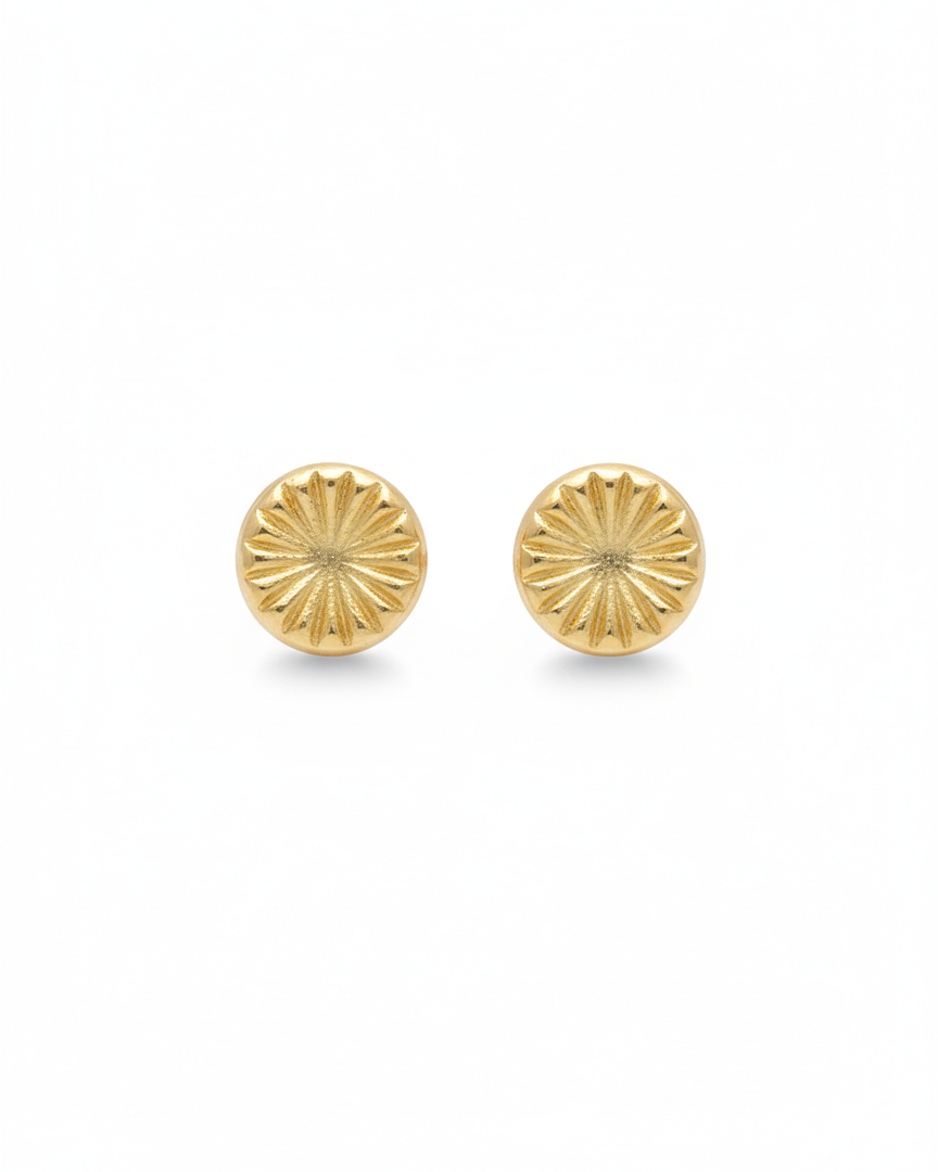 Arete dorado con relieve de tipo broquel