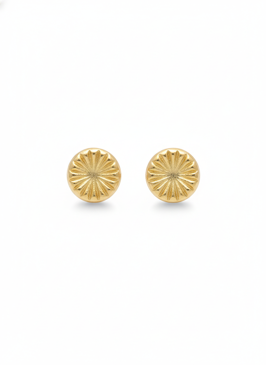 Arete, de tipo studs o broquel, elaborado en oro de 10K.