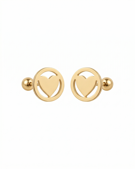 Arete tipo broquel circular con silueta de corazón en oro 10k