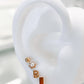 Arete tipo broquel de inicial "B" miniatura en oro 10k