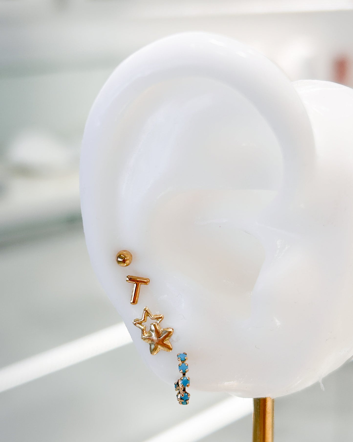 Arete tipo broquel de esfera pulida con acabado espejo en oro 10k