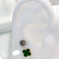 Arete tipo broquel de perla negra en oro 10k