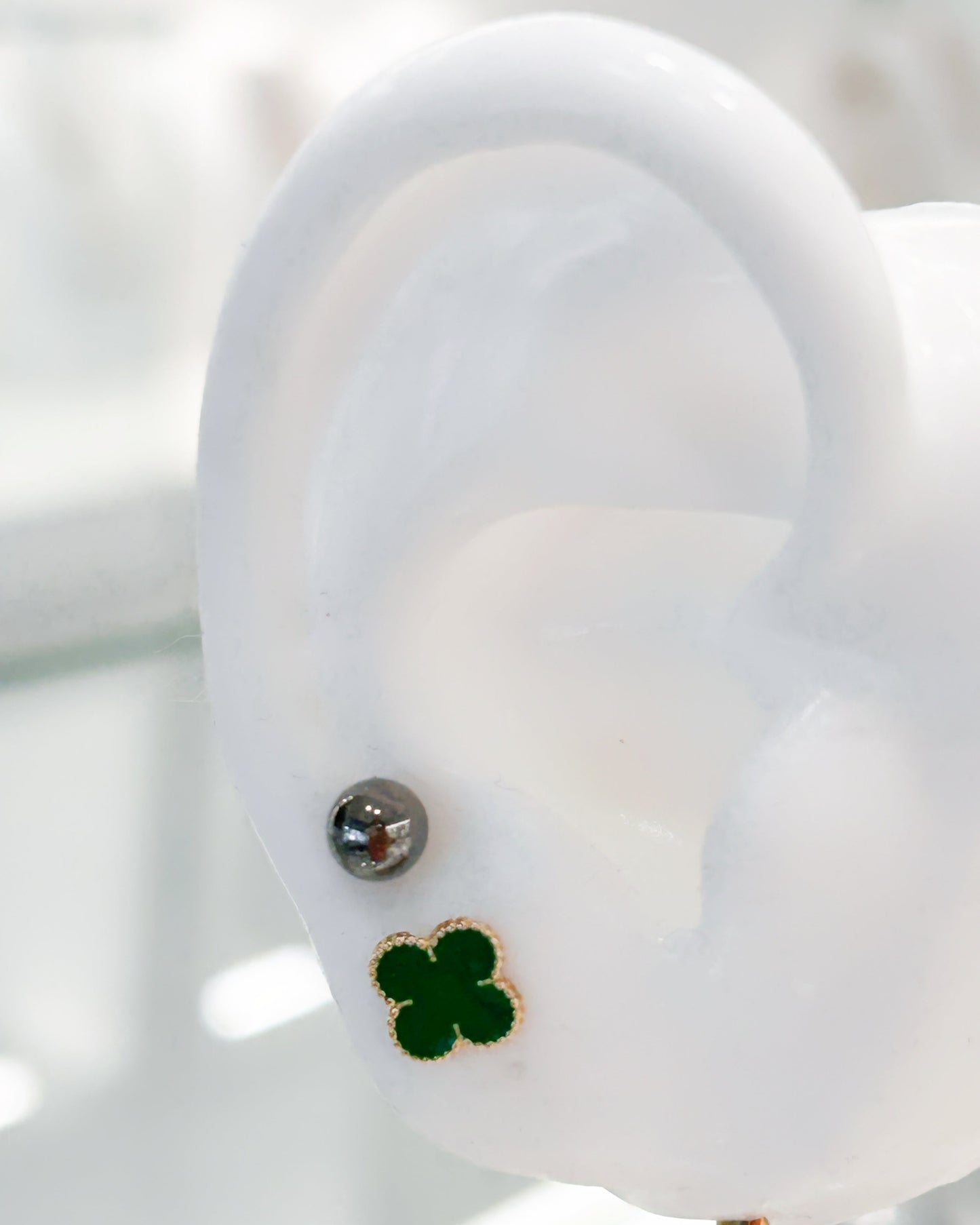 Arete tipo broquel de perla negra en oro 10k