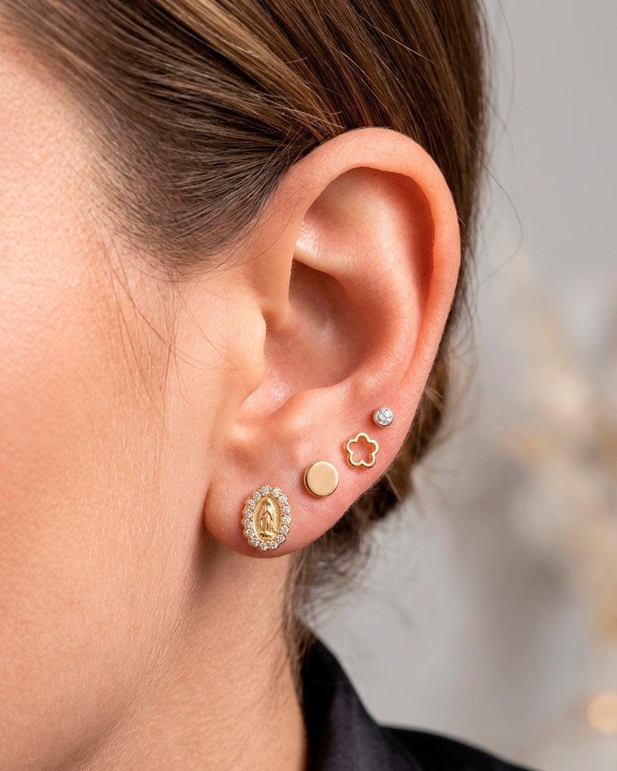 Arete tipo broquel de forma circular plana con acabado pulido en oro 10k