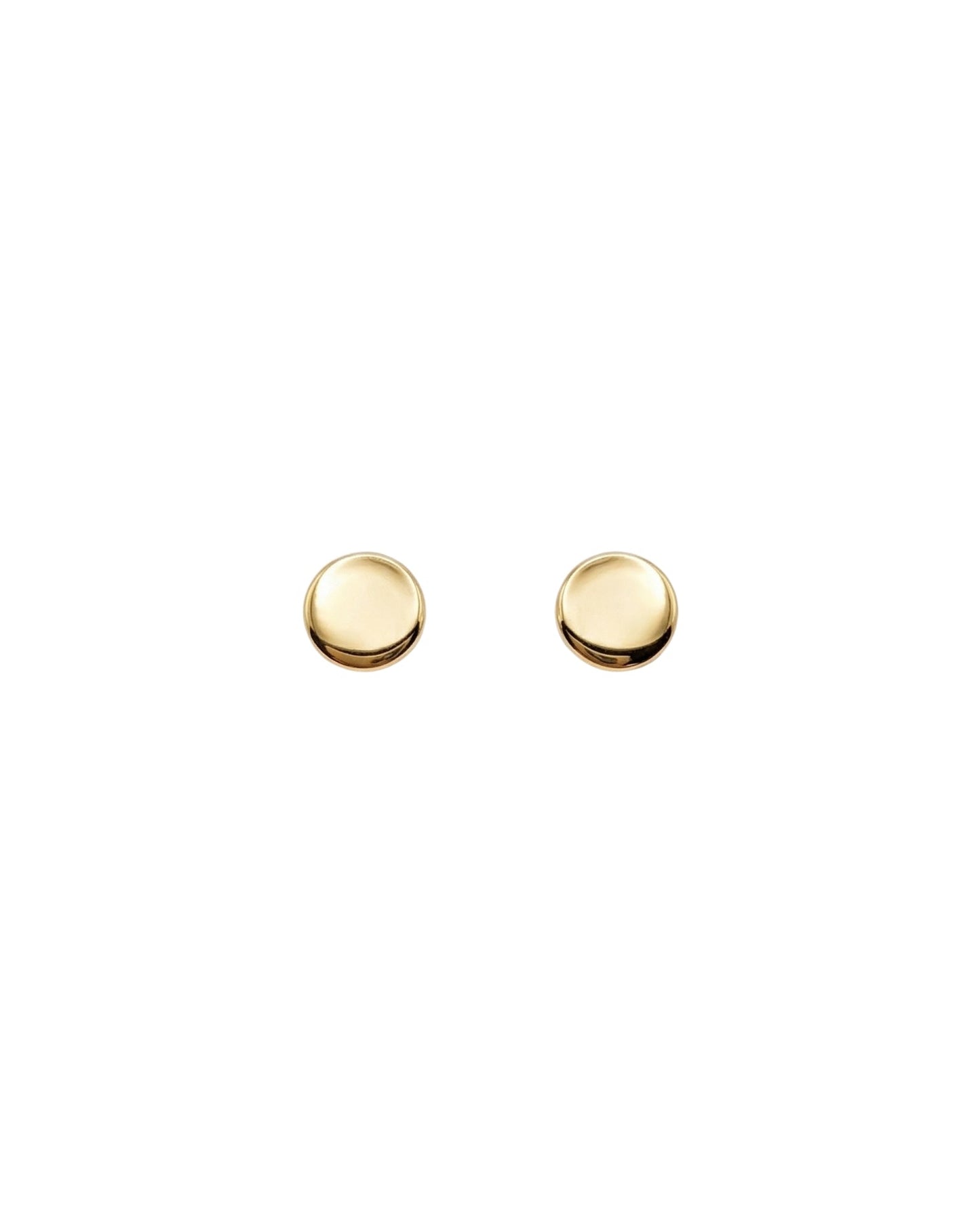 Arete tipo broquel de forma circular plana con acabado pulido en oro 10k