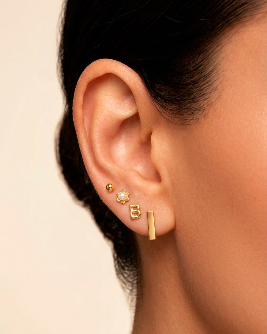 Arete tipo broquel de inicial "B" miniatura en oro 10k