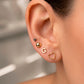 Arete tipo broquel de inicial "G" miniatura en oro 10k