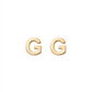 Arete tipo broquel de inicial "G" miniatura en oro 10k