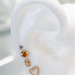 Arete tipo broquel de inicial "G" miniatura en oro 10k