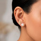 Arete tipo broquel de inicial "I" miniatura en oro 10k