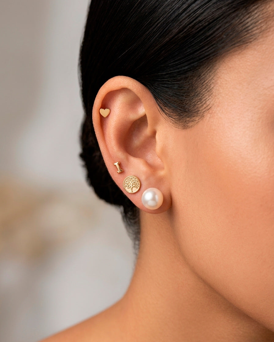 Arete tipo broquel de inicial "I" miniatura en oro 10k