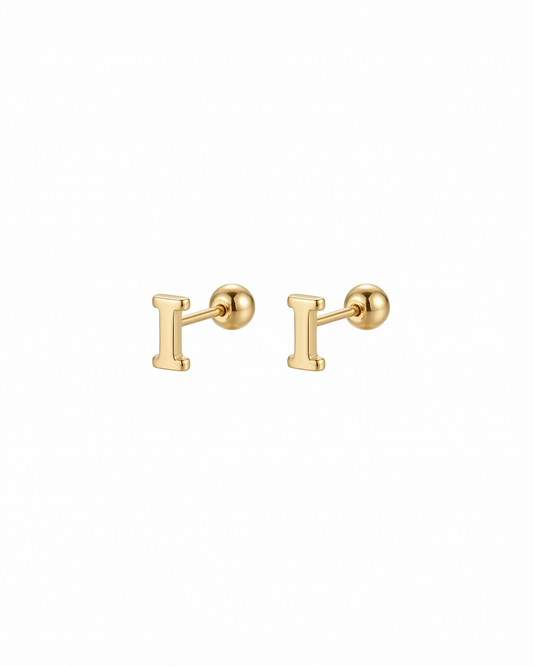 Arete tipo broquel de inicial "I" miniatura en oro 10k