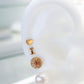 Arete tipo broquel de inicial "I" miniatura en oro 10k