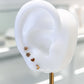 Arete tipo broquel de inicial "J" miniatura en oro 10k