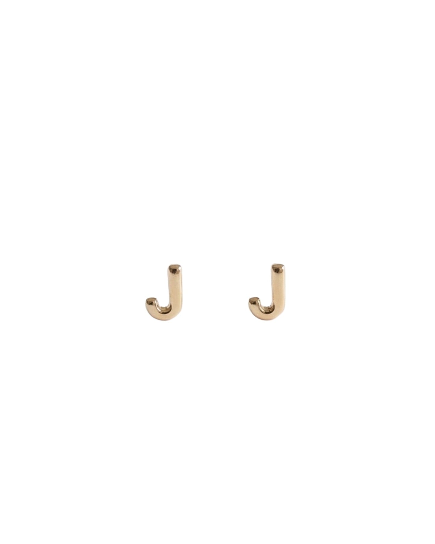 Arete tipo broquel de inicial "J" miniatura en oro 10k