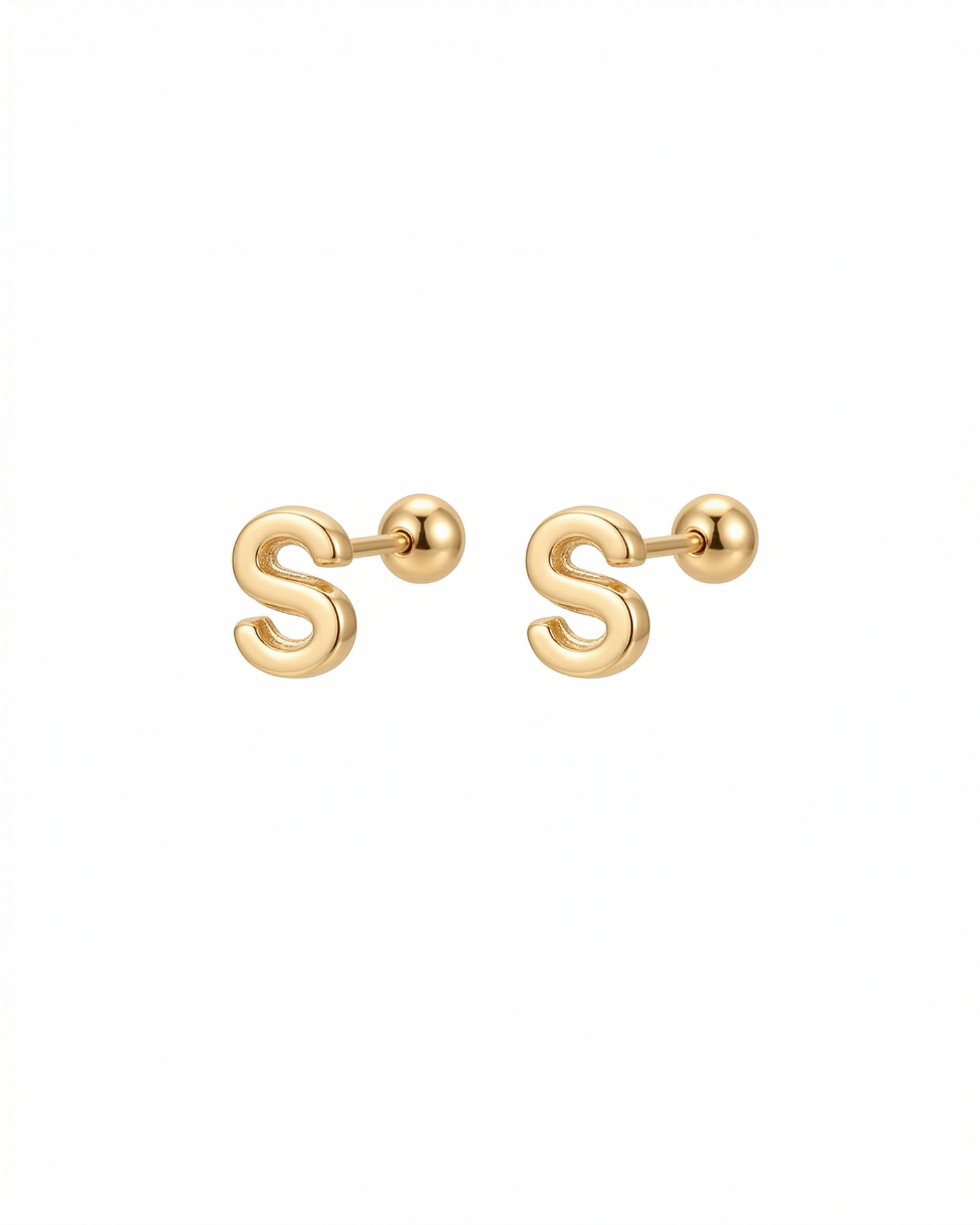 Arete tipo broquel de inicial "S" miniatura en oro 10k