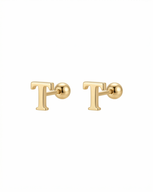Arete tipo broquel de inicial "T" miniatura en oro 10k