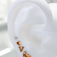 Arete tipo broquel de inicial "V" miniatura en oro 10k