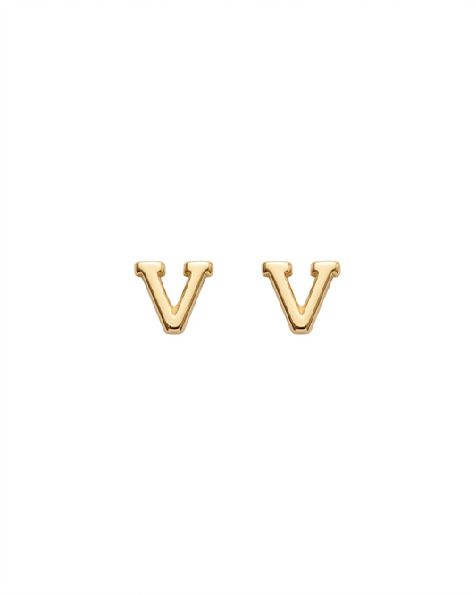 Arete tipo broquel de inicial "V" miniatura en oro 10k