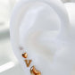 Arete tipo broquel de gota curva con acabado sólido en oro 10k