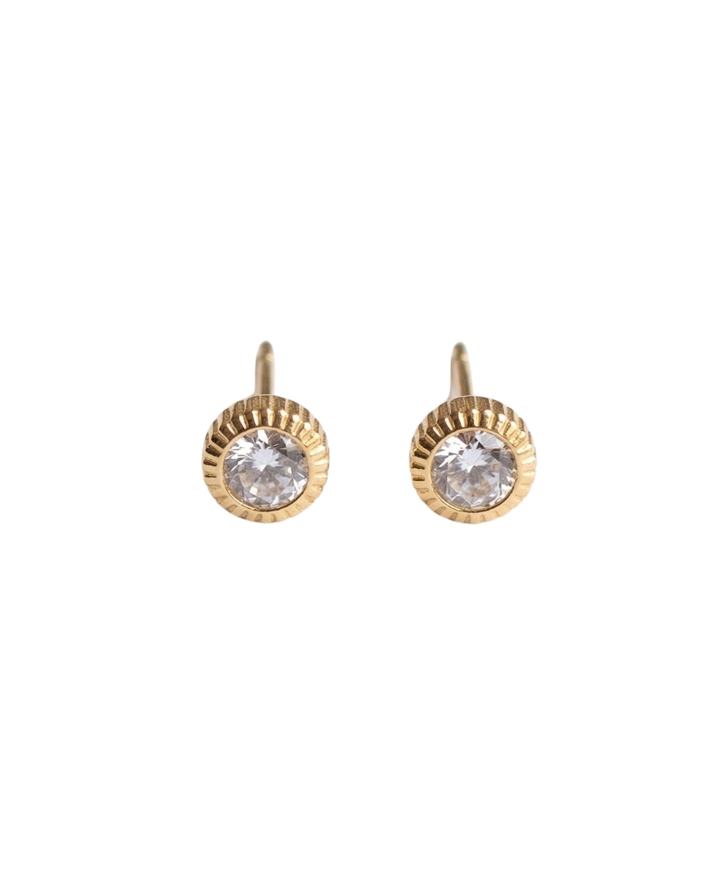 Arete tipo broquel de cristal con borde estriado en relieve en oro 10k