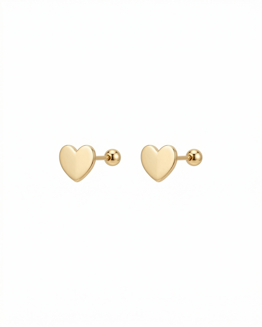 Arete tipo broquel de corazón con diseño facetado en relieve en oro 10k