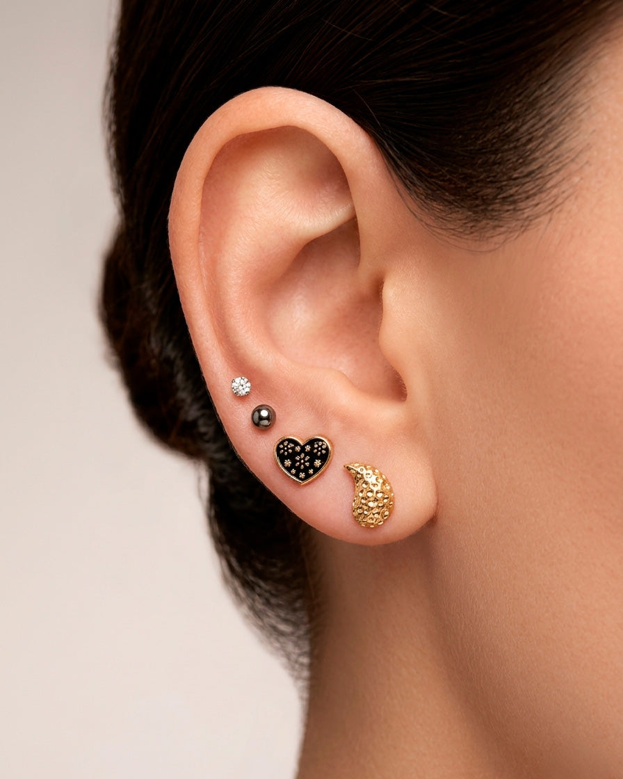 Arete tipo broquel de gota con textura martillada en relieve en oro 10k