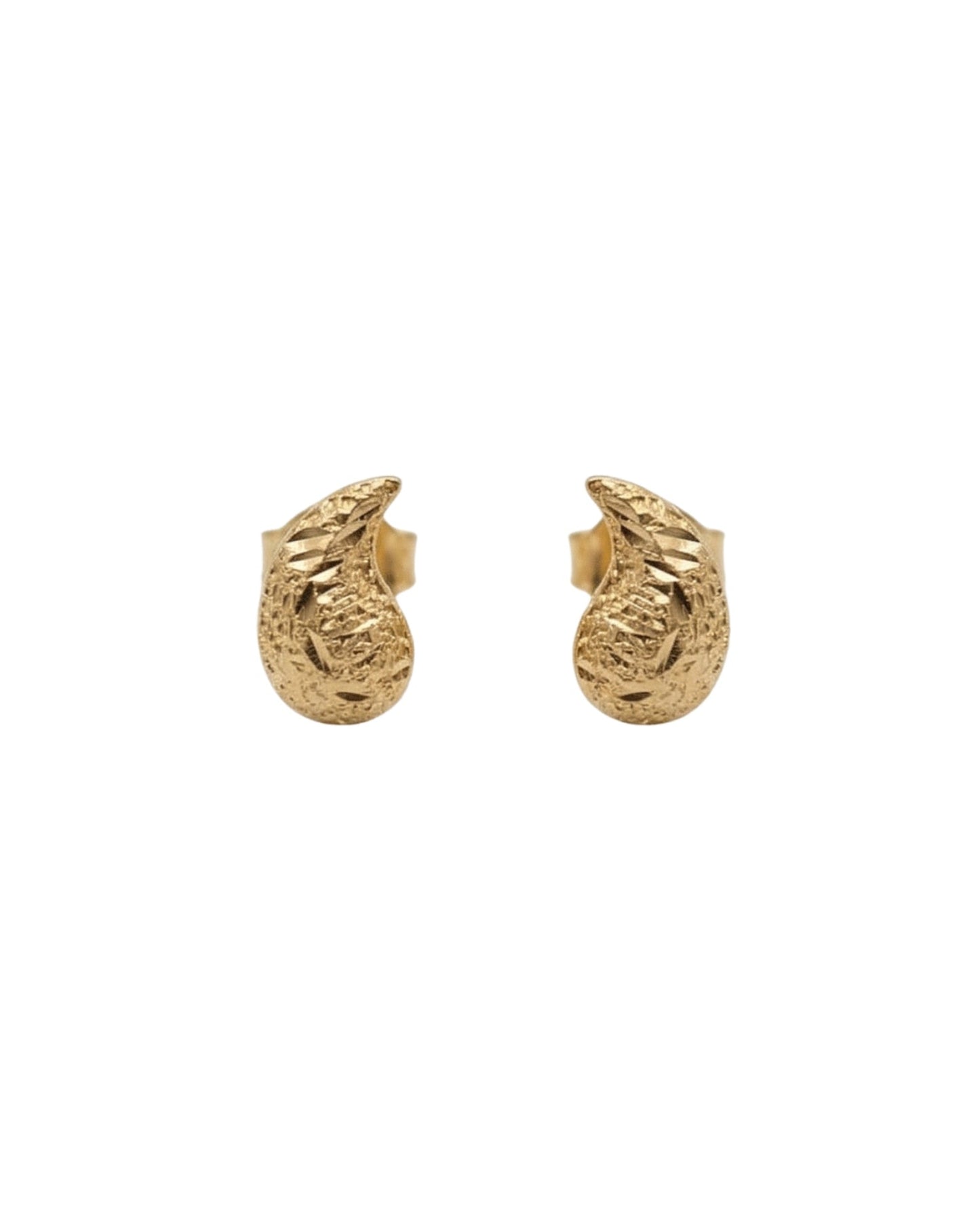 Arete tipo broquel de gota con textura martillada en relieve en oro 10k