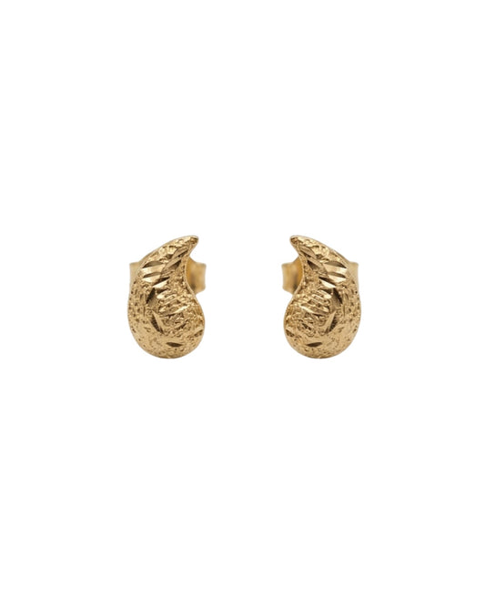 Arete tipo broquel de gota con textura martillada en relieve en oro 10k