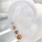 Arete tipo broquel de inicial "S" miniatura en oro 10k