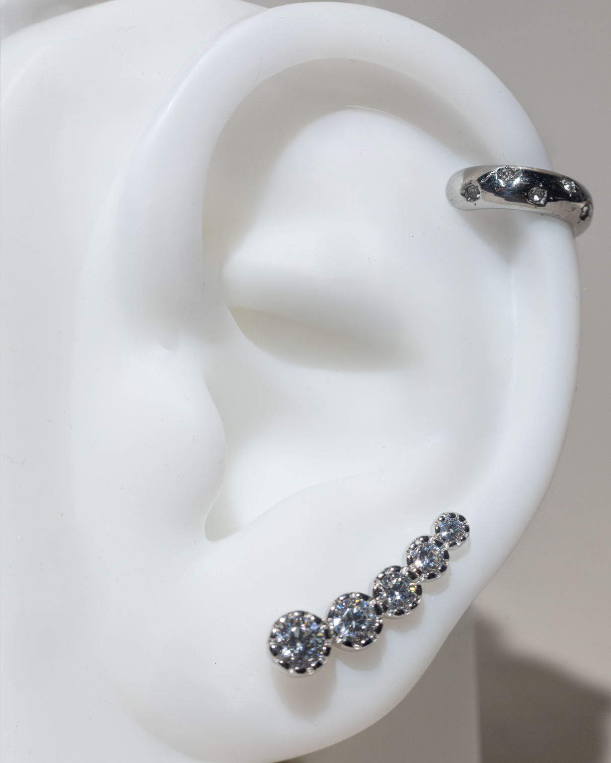 Earcuff liso con incrustaciones de circonia en acero inoxidable
