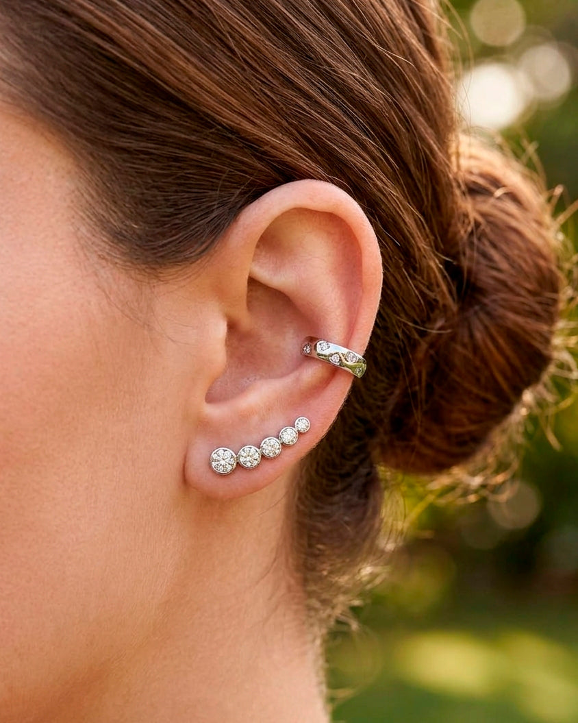Earcuff liso con incrustaciones de circonia en acero inoxidable