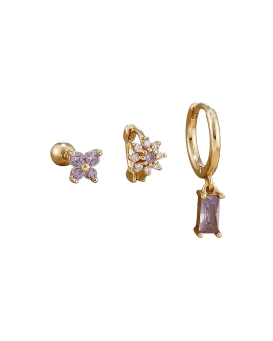 Mix de aretes dorados con diseño de mariposa, flor y piedra en tonos rosas