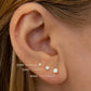 Studs dorados con opalo blanco