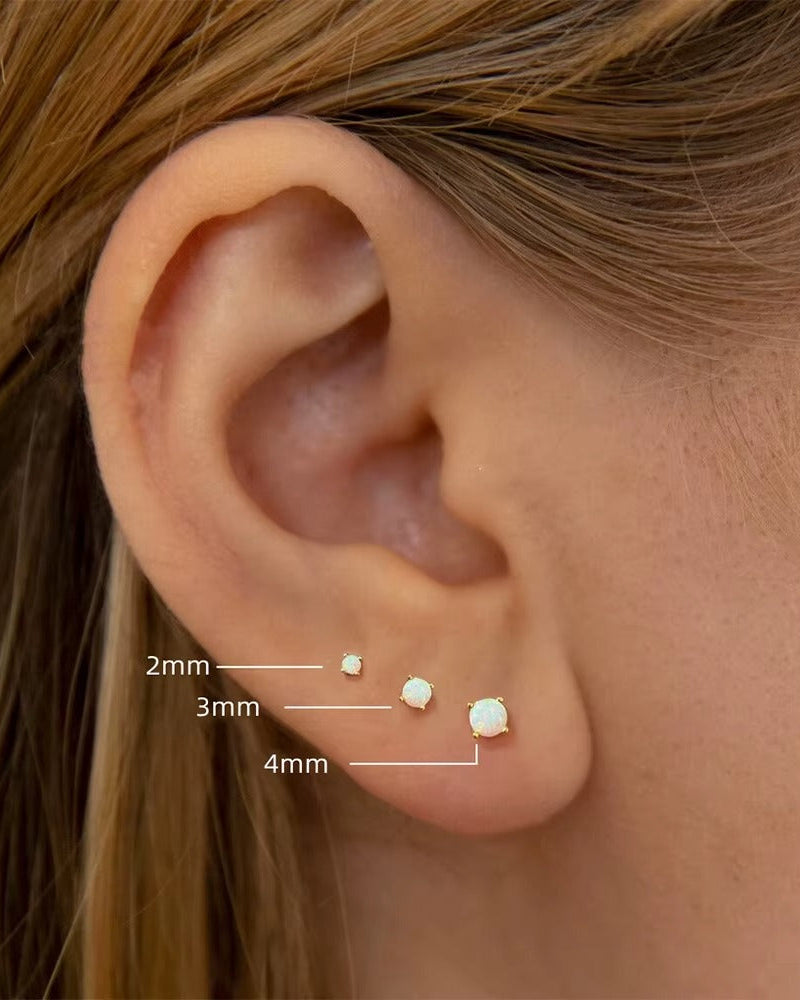 Studs dorados con opalo blanco