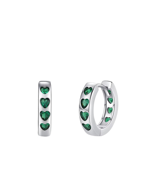 Aretes plateados tipo huggies con corazones verdes